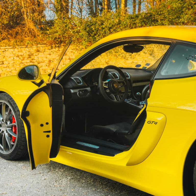 L'habitacle de la Cayman GT4.