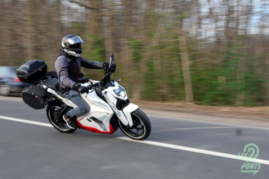 Petit test de recharge : à 39 % de batterie, nous branchons la moto pendant 37 minutes. Elle atteint 51 %, nous permettant de parcourir 21 kilomètres avant de retomber à 39 %. © Anthony Mota (@auto_mota)