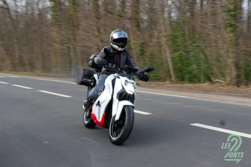 Sur une distance totale d’environ 600 kilomètres, cet essai n’a été réalisé que sur chaussée humide, avec des températures n’excédant pas les 9°. © Anthony Mota (@auto_mota)