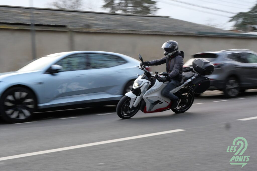 Passées 60 km/h, les reprises de la F77 sont étonnamment ‘molles’ pour une moto électrique. Il n’y a donc pas de coupure brusque lorsqu’elle arrive à sa V-Max. Il faudra, avant cela, réussir à l’atteindre. © Anthony Mota (@auto_mota)