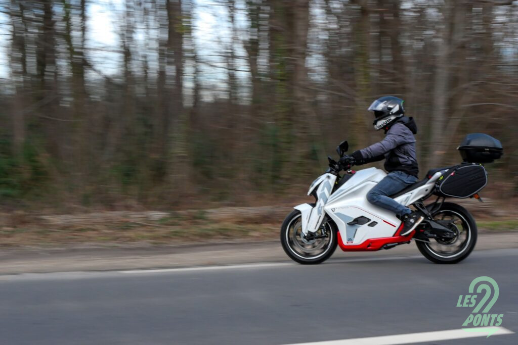 Pink Mobility est le distributeur exclusif d'Ultraviolette en France. © Anthony Mota (@auto_mota)