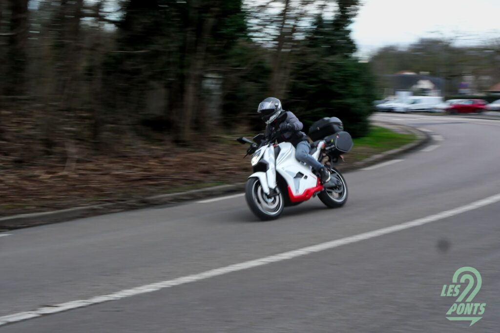 Rouler en électrique, c’est rouler différemment. En changeant nos habitudes de conduite, et en privilégiant des routes départementales ou en agglomération, il est probable que nous puissions parcourir 180 kilomètres avec une recharge complète. À condition d’utiliser le frein régénératif. © Anthony Mota (@auto_mota)