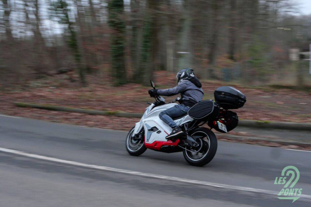 Après avoir finalement atteint les 150 km/h, en descente dans une longue cuvette, la F77 rencontre de grosses difficultés pour remonter la côte. Nous arriverons en haut à 118 km/h, sans pour autant avoir lâché prise sur la poignée. © Anthony Mota (@auto_mota)