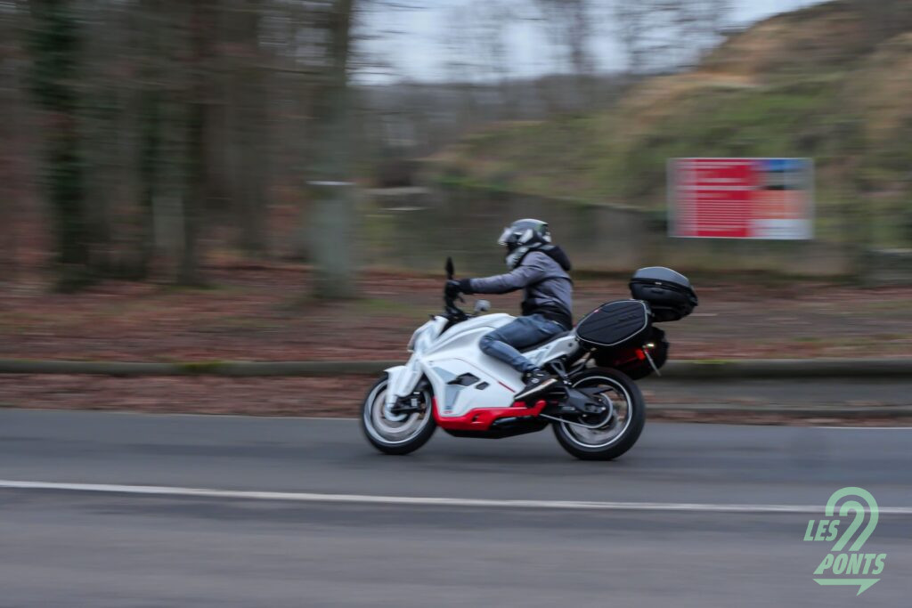 Sur le papier, la V-Max de cette Ultraviolette F77 est de 155 km/h. Pas mal, sans permis moto. © Anthony Mota (@auto_mota)