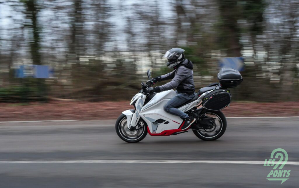 Les valises latérales lui donnent un style ne lui correspondant pas forcément. Mais au moins, il y a du rangement. © Anthony Mota (@auto_mota)