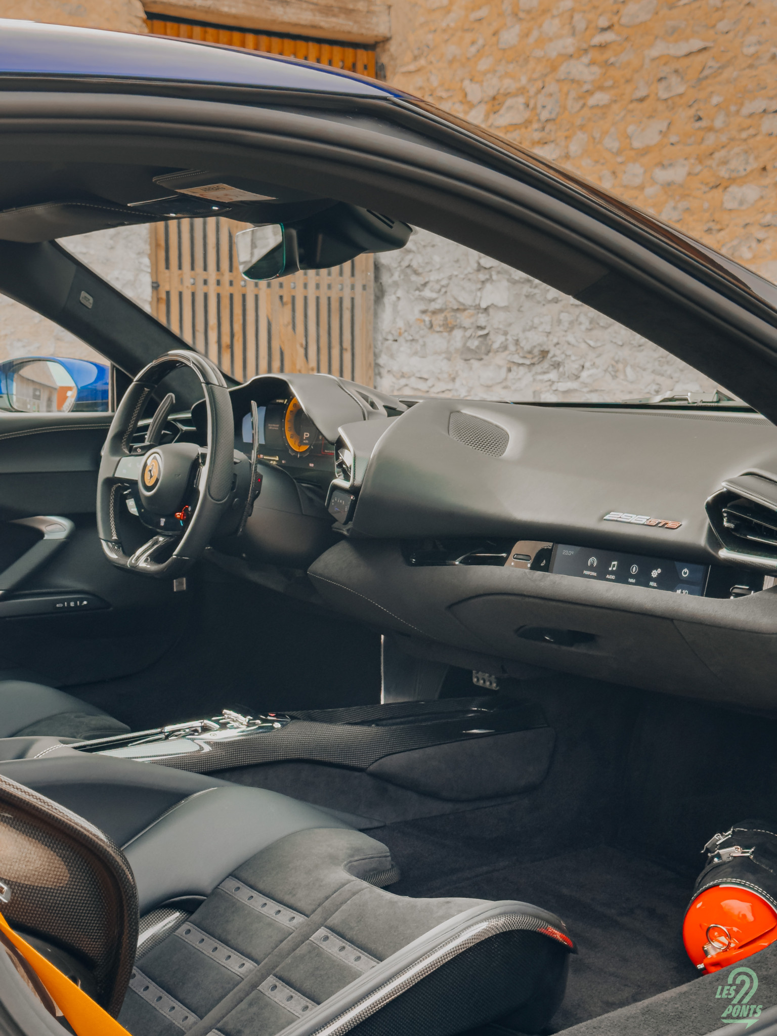 L'habitacle de la 296 GTB