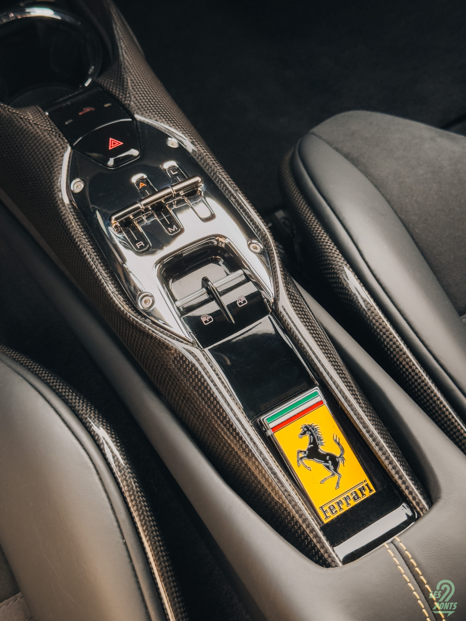 La grille du sélecteur de vitesses évoquant les anciennes boîtes en H et la clé reprenant le badge Ferrari.