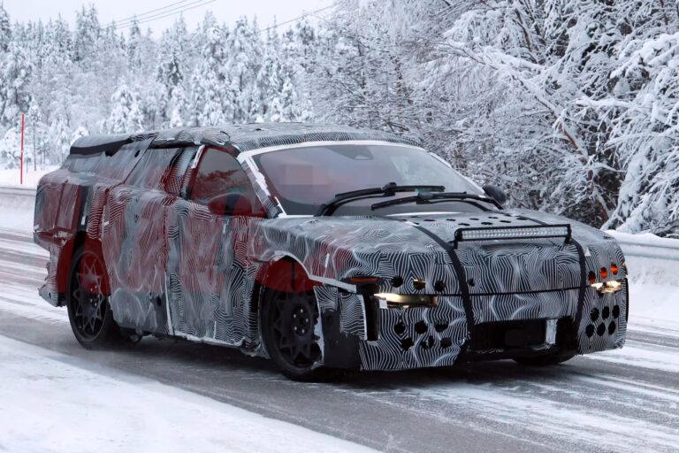 Une photo exclusive de la Ferrari Luce en livrée camouflage, prise de trois-quarts avant