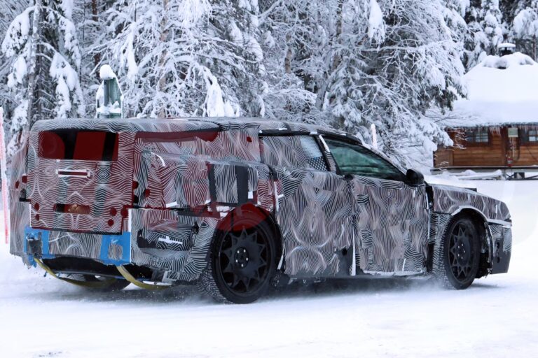 Une photo exclusive de la Ferrari Luce en livrée camouflage, prise de trois-quarts arrière