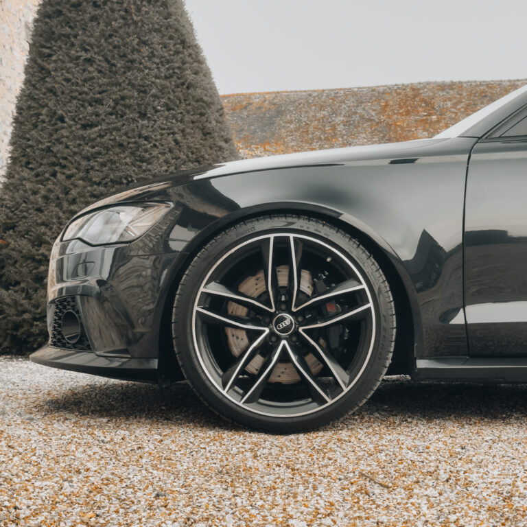 Les jantes et le système de freinage de la RS6.