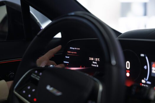 Le Lyriq 2026 récupère aussi un affichage tête-haute.