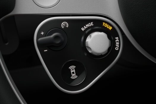 Un panneau de commande analogique affublé du nouveau e-manettino