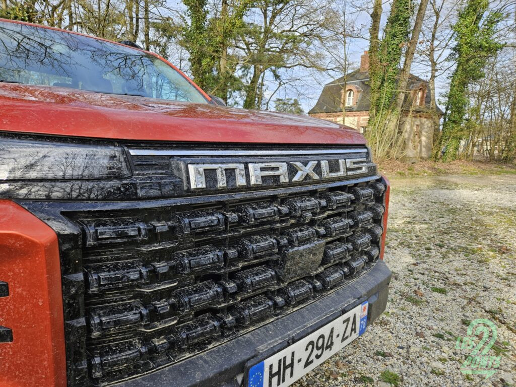 Erreur manifeste de l’essayeur, qui a oublié de photographier la baie moteur. Le bloc est particulièrement accessible pour les opérations communes, de la vidange au remplacement de la courroie de distribution. Le Maxus T60 Max est donné pour 9,1l/100km. Une moyenne qui s’approche plutôt des 10l/100km en pratique.