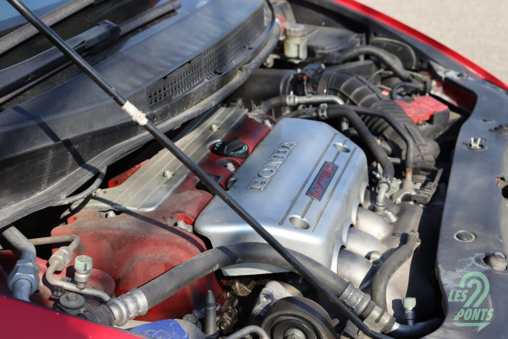 La baie moteur de la Honda Civic Type-R FN2 abritant le fameux K20Z4