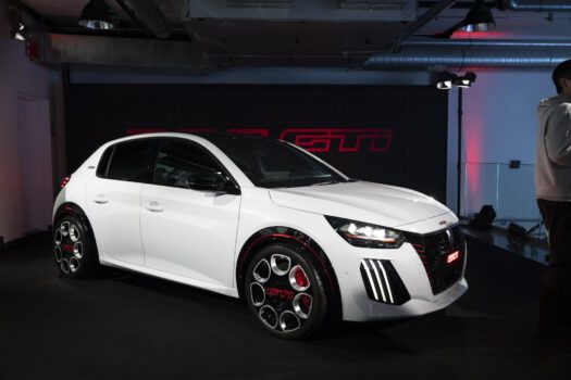 La Peugeot E 208 GTI s'est faite remarquer en février avec son Blanc Banquise, nouvelle teinte de série. C'était lors de la présentation de la livrée 2026 de la 9X8 d'endurance !