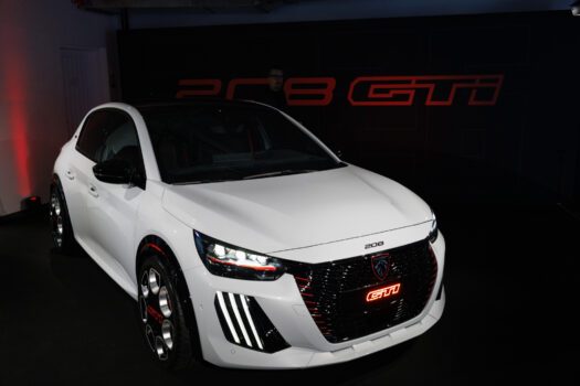 La Peugeot E 208 GTI s'est faite remarquer en février avec son Blanc Banquise, nouvelle teinte de série. C'était lors de la présentation de la livrée 2026 de la 9X8 d'endurance !