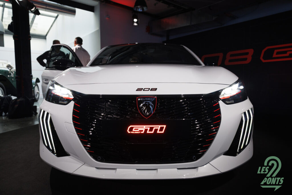 La Peugeot E 208 GTI s'est faite remarquer en février avec son Blanc Banquise, nouvelle teinte de série. C'était lors de la présentation de la livrée 2026 de la 9X8 d'endurance !