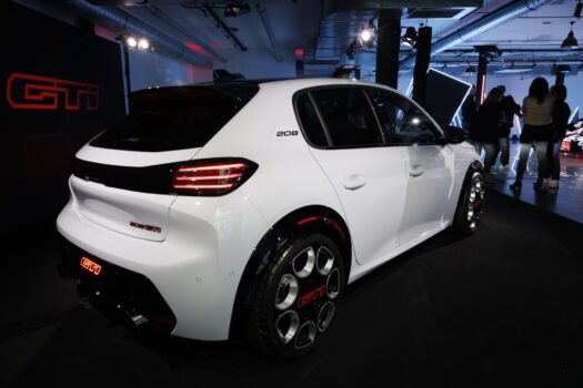 La Peugeot E 208 GTI s'est faite remarquer en février avec son Blanc Banquise, nouvelle teinte de série. C'était lors de la présentation de la livrée 2026 de la 9X8 d'endurance !