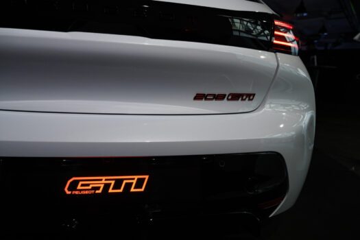 La Peugeot E 208 GTI s'est faite remarquer en février avec son Blanc Banquise, nouvelle teinte de série. C'était lors de la présentation de la livrée 2026 de la 9X8 d'endurance !