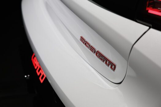 La Peugeot E 208 GTI s'est faite remarquer en février avec son Blanc Banquise, nouvelle teinte de série. C'était lors de la présentation de la livrée 2026 de la 9X8 d'endurance !