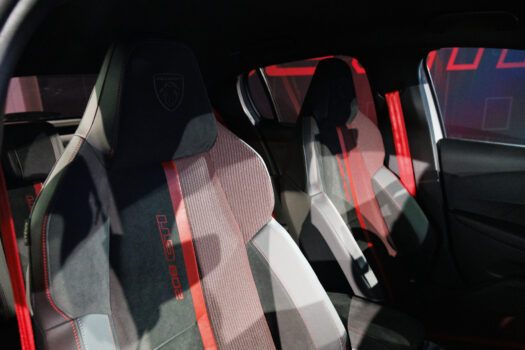 La Peugeot E 208 GTI montre des sièges très travaillés mixant les motifs des deux versions de 205 GTI historiques..