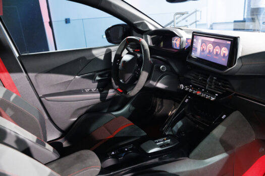 La Peugeot E 208 GTI montre des sièges très travaillés mixant les motifs des deux versions de 205 GTI historiques..