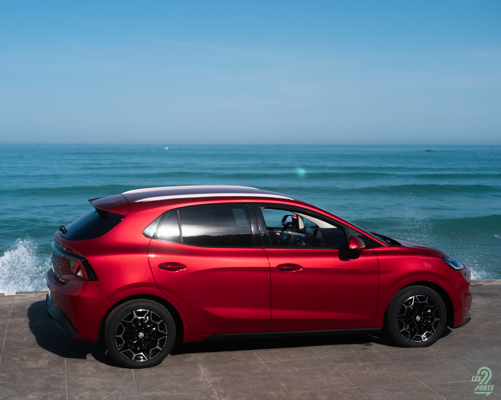 La nouvelle MG4 EV Urban photographiée sur le front de mer à Biarritz