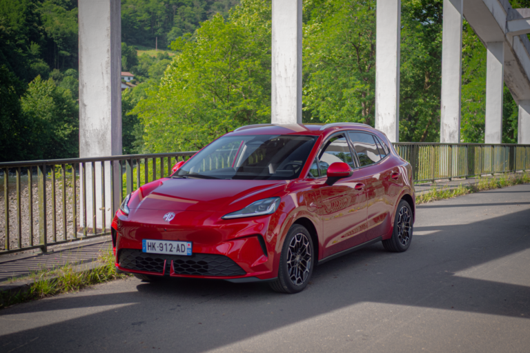 La nouvelle MG4 EV Urban photographiée sur un pont dans le Pays Basque