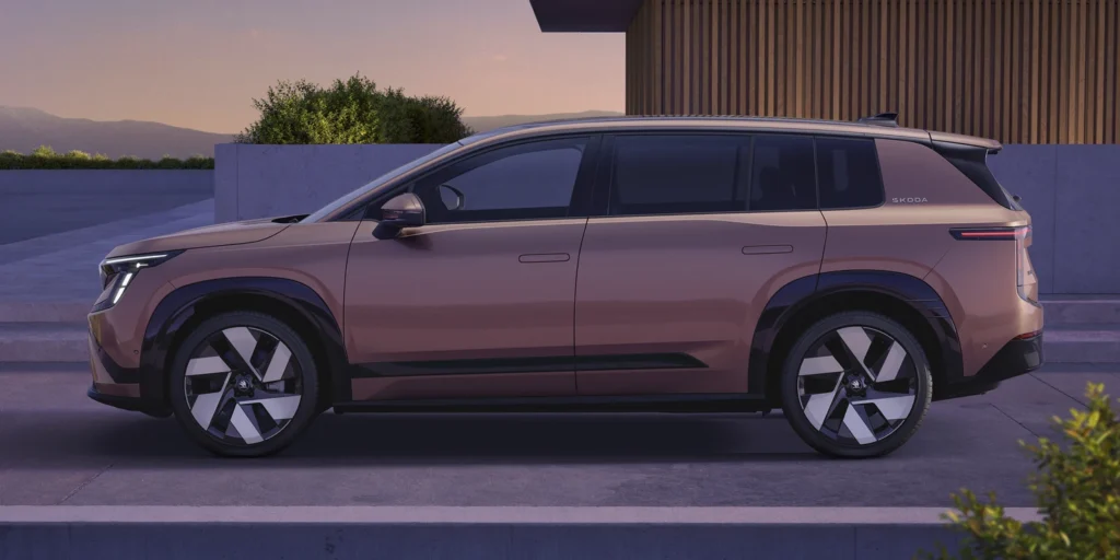 Vue de côté de la nouvelle Skoda Peaq