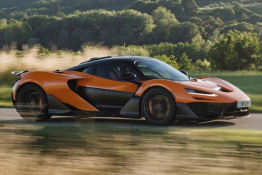 Vue de côté de la McLaren W1