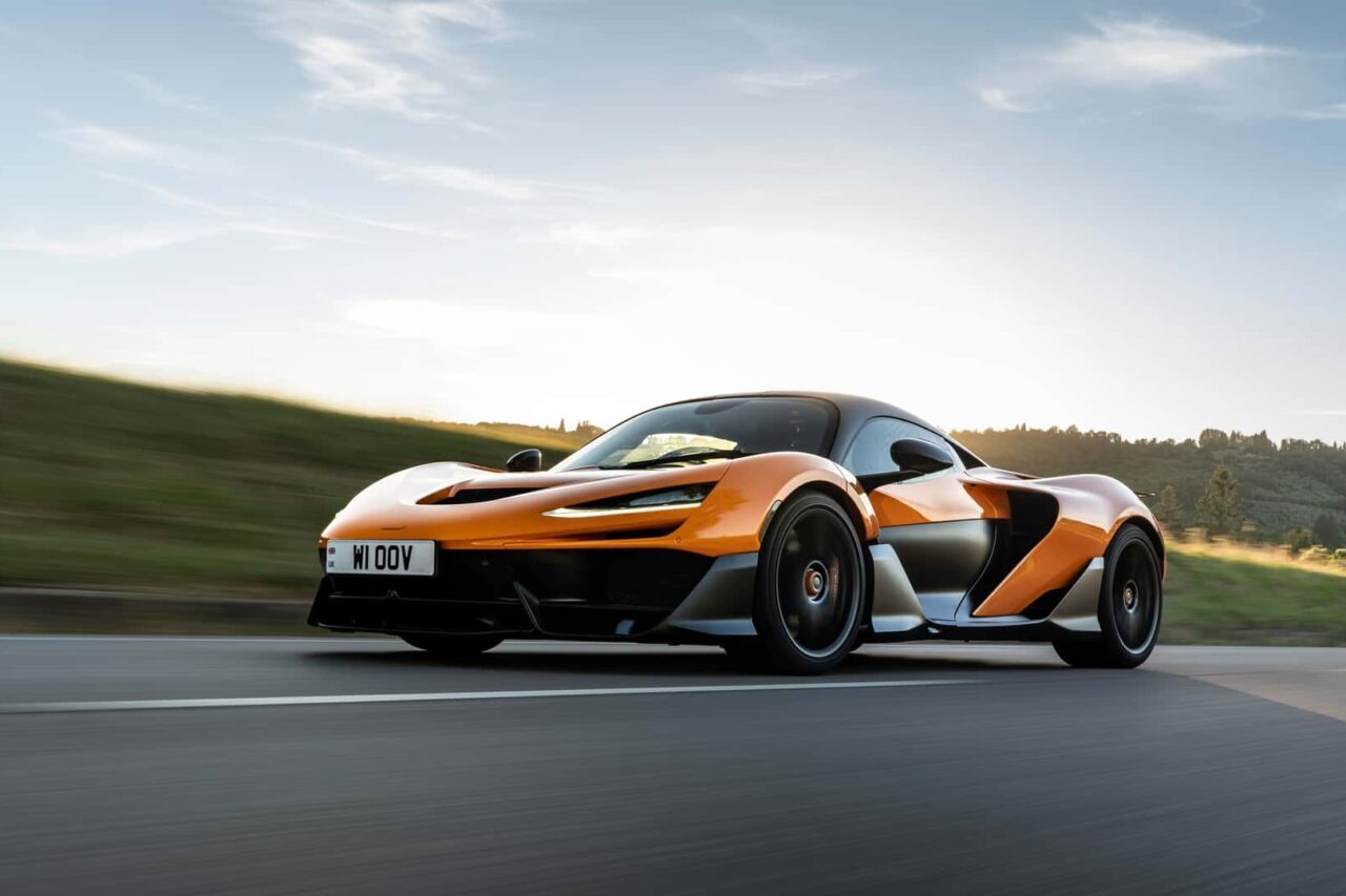 Vue de trois-quarts avant de la McLaren W1
