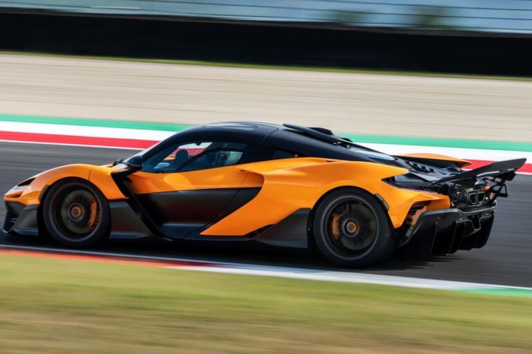 Vue de côté de la McLaren W1 sur circuit