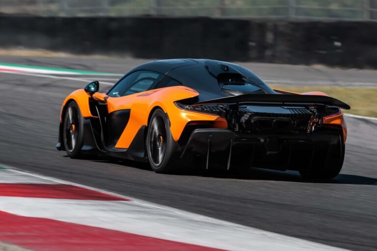 Vue arrière de la McLaren W1 sur circuit