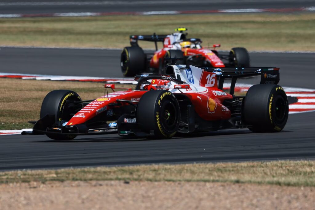 Les deux Ferrari en piste au Gp de Silverstone 2026