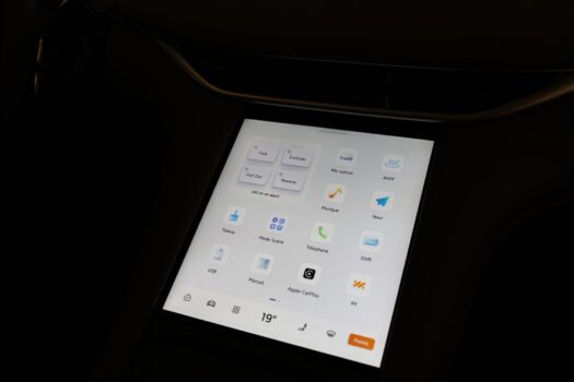 Voici le menu principal de l'écran central. C'est plutôt bien rangé !