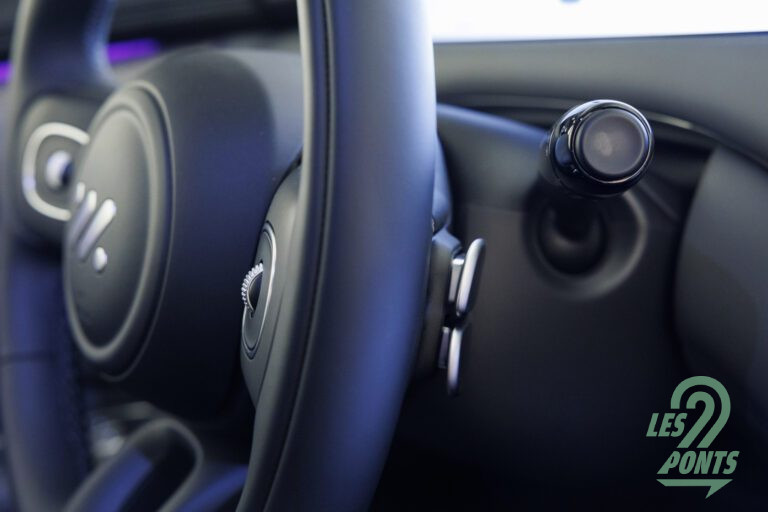 Les palettes au volant servent à régler le régulateur de vitesse, y compris la distance avec le véhicule de devant.