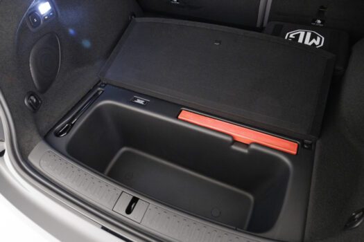 Le MG IM6 propose un compartiment caché sous le coffre de 69 L.