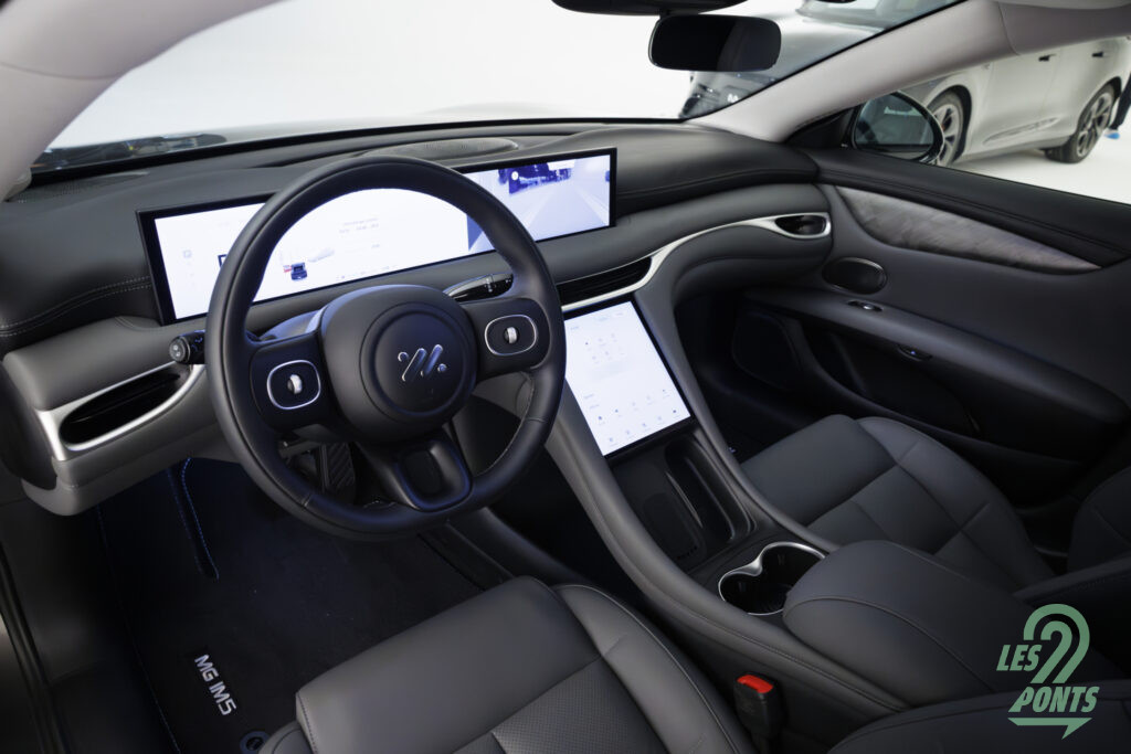MG IM5 intérieur