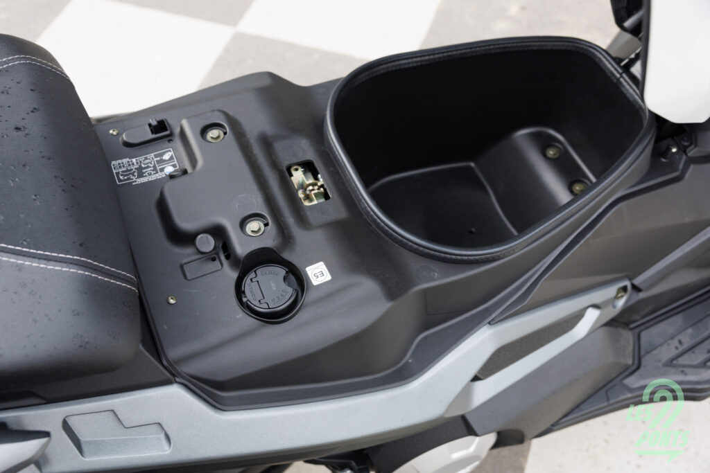 Sous la selle, le volume de chargement est bien moins généreux que dans un Kymco AK550. D’autant qu’il n’y a aucun autre rangement de série.
