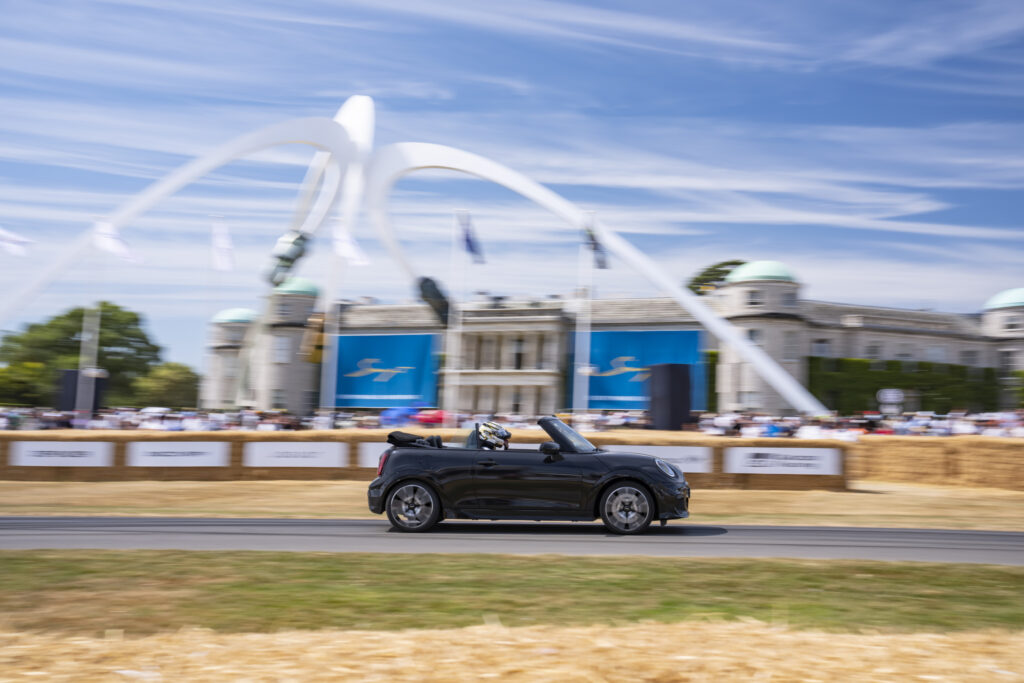 Participer à la montée de Goodwood dans une Mini Cooper S cabriolet, un grand moment de fun !