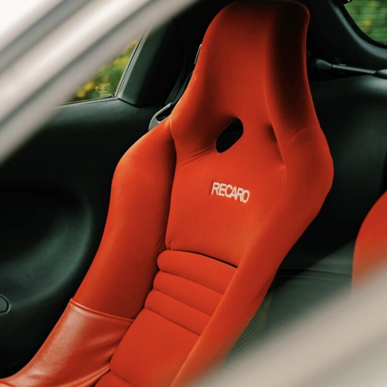 Les sièges baquets Recaro rouges à monocoques allégés en carbone-Kevlar.
