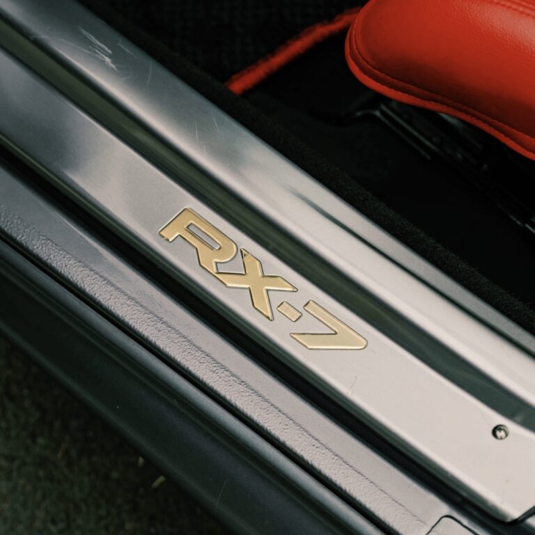 Les seuils de portes siglés RX-7
