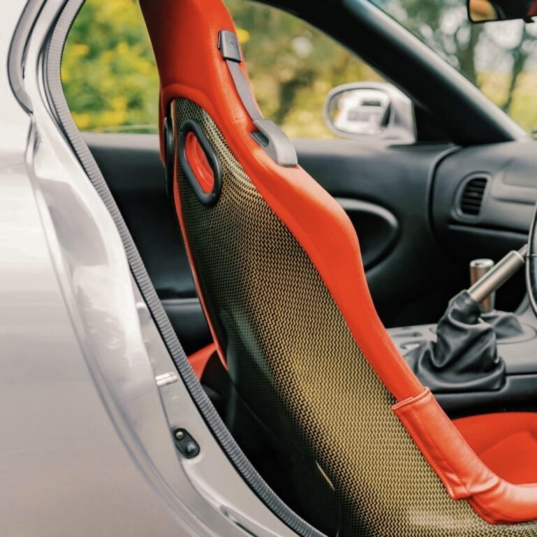 Les sièges baquets Recaro rouges à monocoques allégés en carbone-Kevlar.