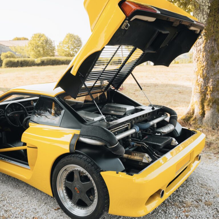 Le compartiment moteur abritant le V6 PRV biturbo de la 400 GT