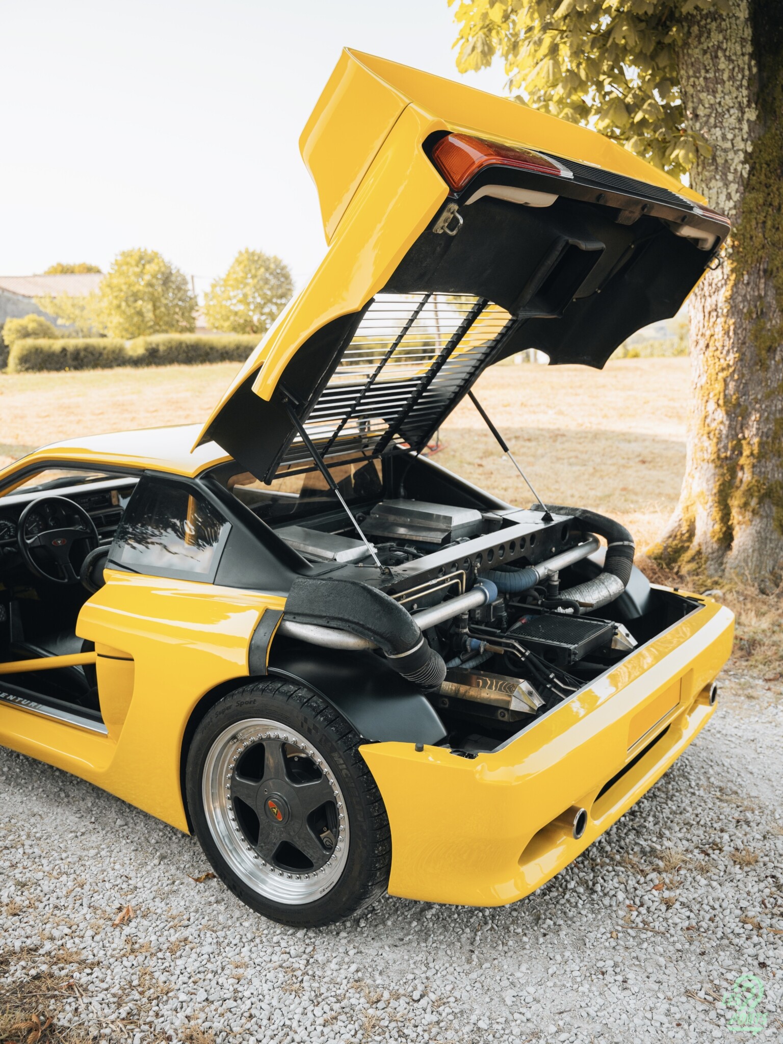Le compartiment moteur abritant le V6 PRV biturbo de la 400 GT