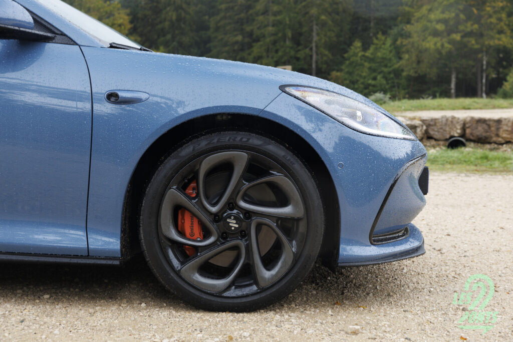 Pneus Pirelli P ZERO et freinage Continental ! Des composants de qualité sur cette version AWD.