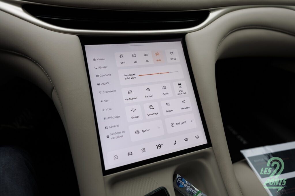 Voici l'interface principale de l'écran : c'est ici que l'on retrouve le raccourci de réglage des rétroviseurs. "Fun fact", le volant est manuel, donc réglable que physiquement ! 