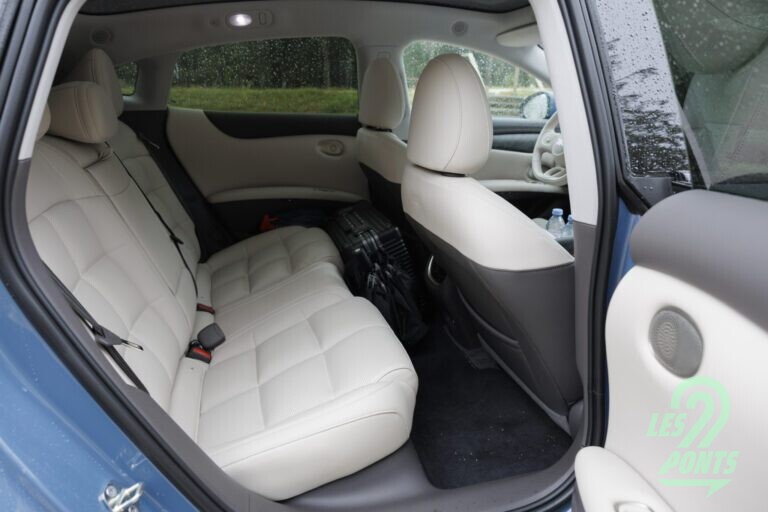 La sellerie est confortable ; son dessin peut rappeler certaines Citroën ! C'est l'élement qui présente le plus de charme dans l'habitacle..