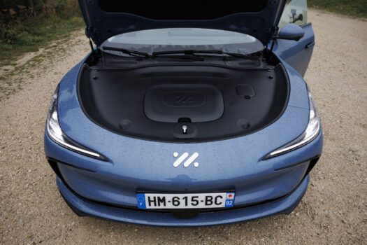 Voici le frunk de l'IM5 : le cache est très basique, et c'est pas bien grand !
