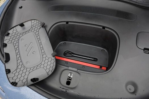 Voici le frunk de l'IM5 : le cache est très basique, et c'est pas bien grand !